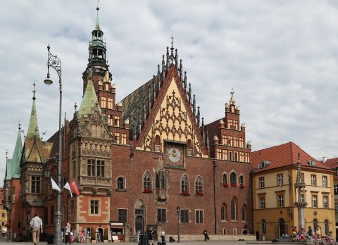 Zdjęcie przedstawia Ratusz na Rynku wrocławskim 