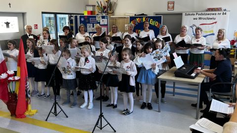 dzieci i seniorzy śpiewają