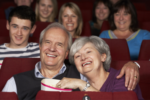 para uśmiechniętych seniorów w sali kinowej źródło: canva