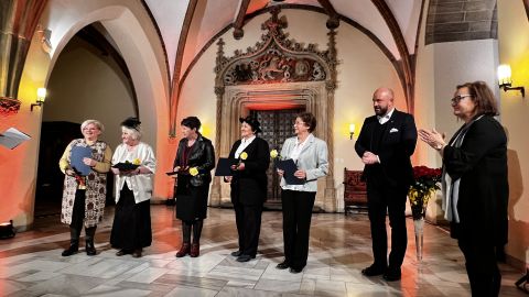 Na zdjęciu grupa osób w Sali Ratusza we Wrocławiu. Spotkanie z Prezydentem Wrocławia.