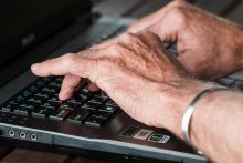 klawiatura laptopa i dłonie