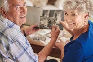 Para seniorów, trzymająca stare rodzinne zdjęcie