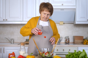 obrazek wprowazenie do Kalejdoskop Seniora - sezon III odcinek 10 / seniorka przygotowująca posiłek z warzyw