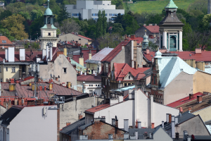 widoczne dachy kaminic oraz ratusza w typowym śląskim miasteczku