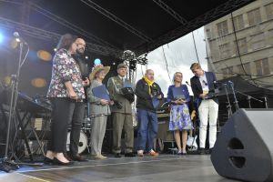 Na zdjęciu widać scenę, na której stoją laureaci konkursu 2022 oraz Pani Dyrektor Wrocławskiego Centrum Rozwoju Społecznego