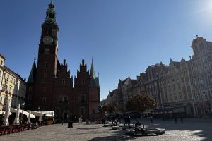 Na zdjęciu w pięknym słońcu na wprost widać Ratusz Wrocławski, po prawej stronie kamienice w rynku