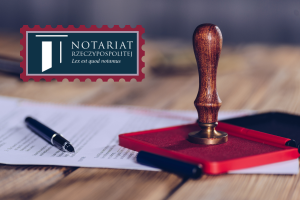 Zdjecie przedstawia atrybuty notariusa pieczątka, pióro, dokument gotowy do podpisu leżą na drewnianym blacie stołu. Powyżej w lewym rogu zdjęcia grafika z logo krajowej rady notarialnej