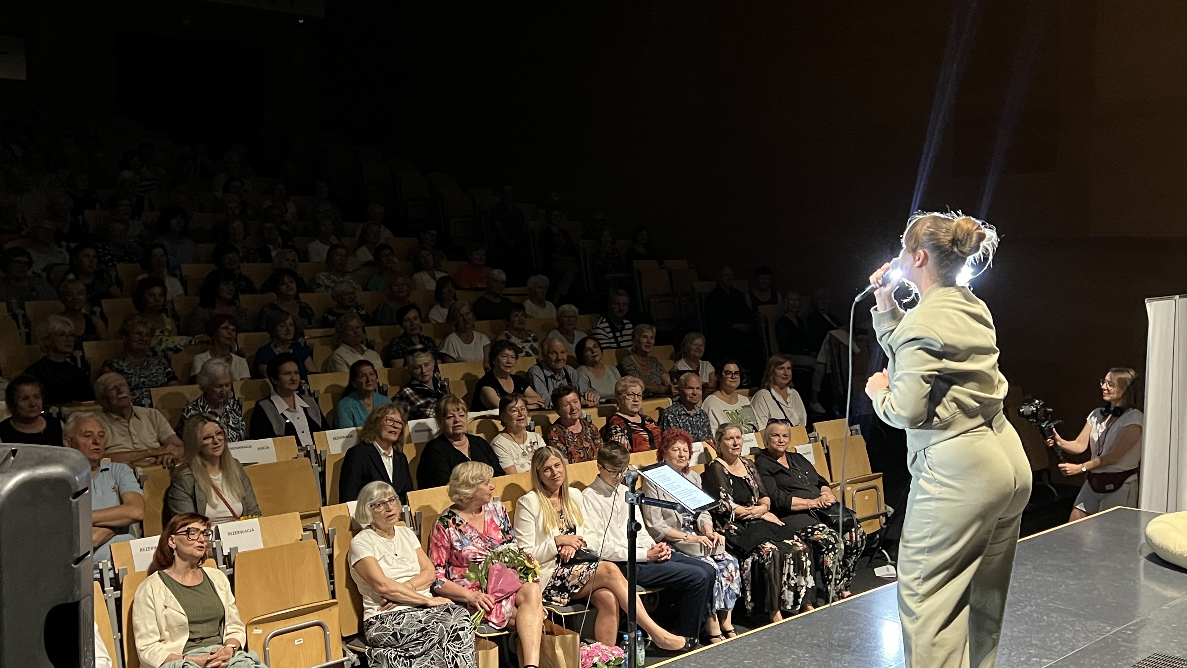 Na zdjęciu Izabela Możdzeń na scenie oraz publiczność