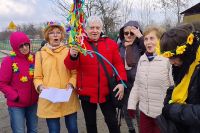 Na zdjęciu grupa osób podczas spaceru z grupą o-CAL-eni dotyczącą pożegnania zimy i powitania wiosny- Marzanna.