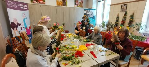 Warsztaty w sali tworzenia palm wielkanocnych.