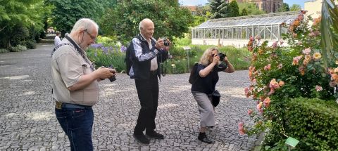 Zdjęcie uczestników warsztatów podczas pleneru fotograficznego.