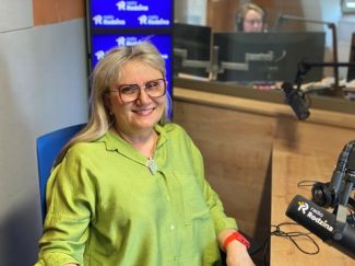 Mariola Skowron na zdjęciu w studiu Radia Rodzina.