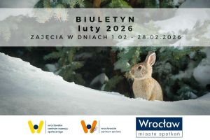 Zimowe zdjęcie lasu pokrytego śniegiem na pierwszym planie młody zając.