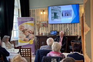 Mój pierwszy seans filmowy, zdjęcie prowadzącego i pełnej sali osób.