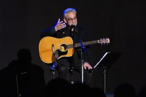 Na zdjęciu Robert Gonera z gitarą na scenie.